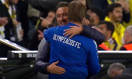 Η αγκαλιά Περέιρα και Μαρτίνς πριν το ματς