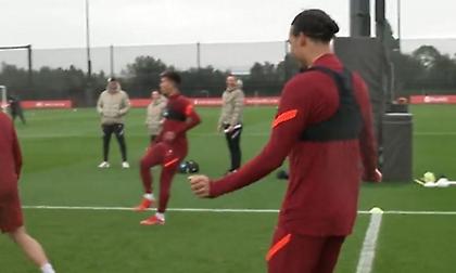 Έπος: Ο Φαν Ντάικ έκανε «ποδιά» στον Τσιμίκα και χόρεψε μπροστά του για να τον... γλεντήσει!