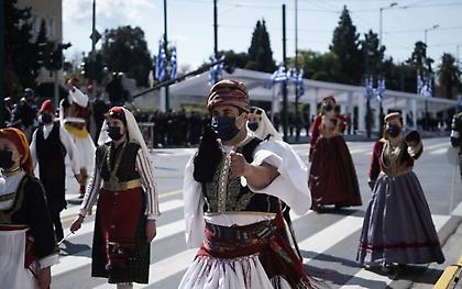 Κορωνοϊός: Πρώτο «ναι» για τις παρελάσεις – Τι εξετάζουν στο Μαξίμου για την πορεία της πανδημίας
