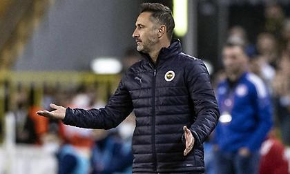 Πέταξαν μπουκάλια στον Περέιρα οπαδοί της Φενέρ μετά τη συντριβή από τον Ολυμπιακό