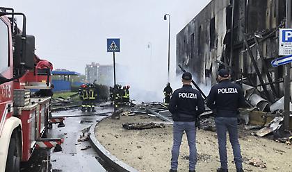 Ιταλία- Μιλάνο: Νεκροί μετά από πτώση αεροσκάφους- Κατέπεσε δίπλα σε σταθμό μετρό