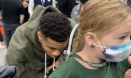 Εκδηλώσεις λατρείας για Γιάννη Αντετοκούνμπο στην ανοιχτή προπόνηση των Μπακς