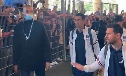 Οπαδοί της Ρεν… στοιβαγμένοι απλά για να δουν τον Μέσι να περνάει! (video)