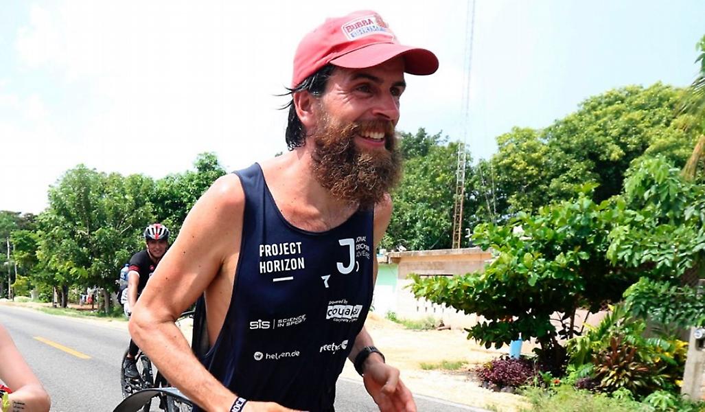 Ο Γερμανός Φόρεστ Γκαμπ γυρίζει τον κόσμο τρέχοντας για καλό σκοπό