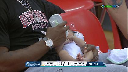 Σούπερ μπαμπάς ο ΜακΚίσικ: Με το μπιμπερό στο γήπεδο τάιζε τον νεογέννητο γιο του