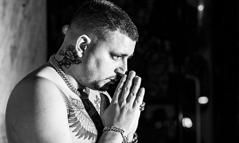 Mad Clip: Εξαγριωμένοι φίλοι του αναζητούν αυτόν που διέρρευσε τη φωτογραφία από το νεκροτομείο