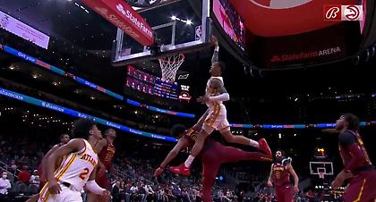 Ο Τζον Κόλινς έκανε από τα φιλικά το κάρφωμα της χρονιάς στο ΝΒΑ