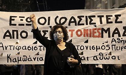 Στο Σύνταγμα ολοκληρώθηκε η αντιφασιστική πορεία για τον ένα χρόνο από την καταδίκη της ΧΑ