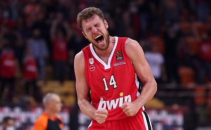 Της αμύνης τα παιδιά, κλειδώσαν την «βασίλισσα»