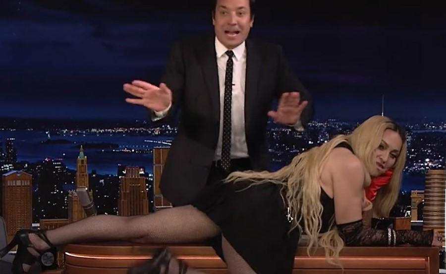 Madonna... on fire, ανέβηκε στο γραφείο του Jimmy Fallon και μετά σήκωσε τη φούστα της!