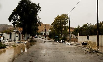 Εύβοια: Πλημμύρισαν πάνω από 200 σπίτια - Κόπηκε ο δρόμος από Κοτσικιά προς Λουτρό