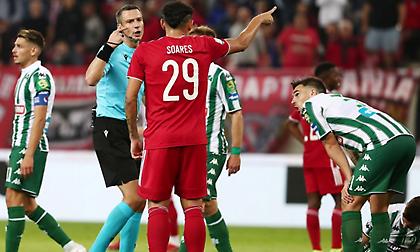 Όταν ο Σλοβένος διαιτητής του ντέρμπι, γίνεται σκληρός τιμωρός των… καθυστερήσεων!