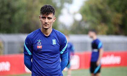 Έκπληξη από Φαν’τ Σχιπ: Στόπερ ο Τσιμίκας, αριστερό μπακ-χαφ ο Γιαννούλης