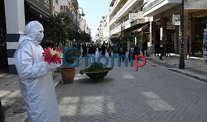 Πάτρα: Γέννησε το μωρό της στον πεζόδρομο - Πρωτόγνωρο περιστατικό 