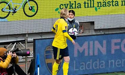 Ο Φόρσμπεργκ υποσχέθηκε τη φανέλα του σε ball girl για να αργεί να δίνει την μπάλα στην Ελλάδα!