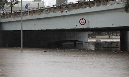 Απίστευτη εικόνα: Το νερό κάλυψε ολόκληρο ένα λεωφορείο!