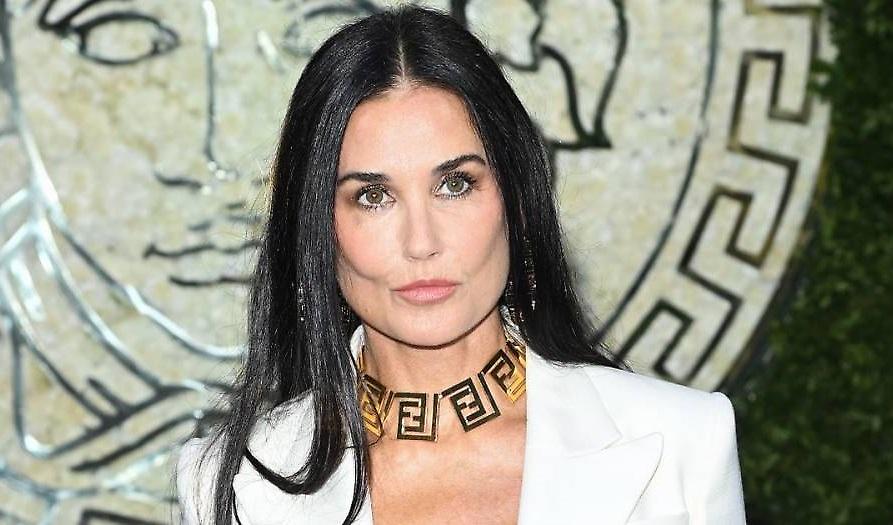 Η Ντέμι Μουρ φωτογραφήθηκε δίπλα σε τεράστιο πέτρινο πέος