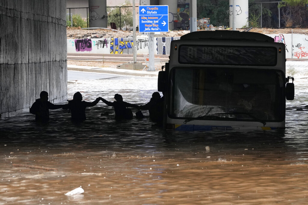 Κακοκαιρία: Νερό καλύπτει ολόκληρο ένα λεωφορείο!