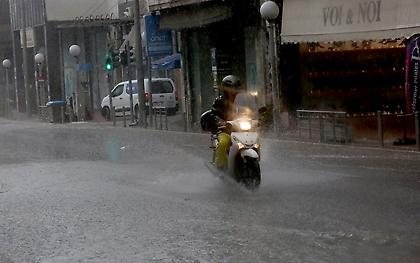 Κακοκαιρία «Μπάλλος»: Πλημμύρισαν δρόμοι στην Αττική – Δεκάδες κλήσεις στην Πυροσβεστική