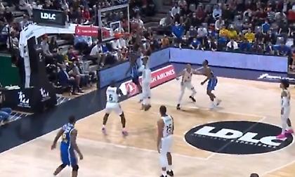 Δυναμικό κάρφωμα του Ρέινολντς μπροστά στον Κώστα Αντετοκούνμπο