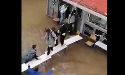 Νέα Φιλαδέλφεια: Έστησαν «γέφυρα» με θρανία για να φύγουν οι μαθητές