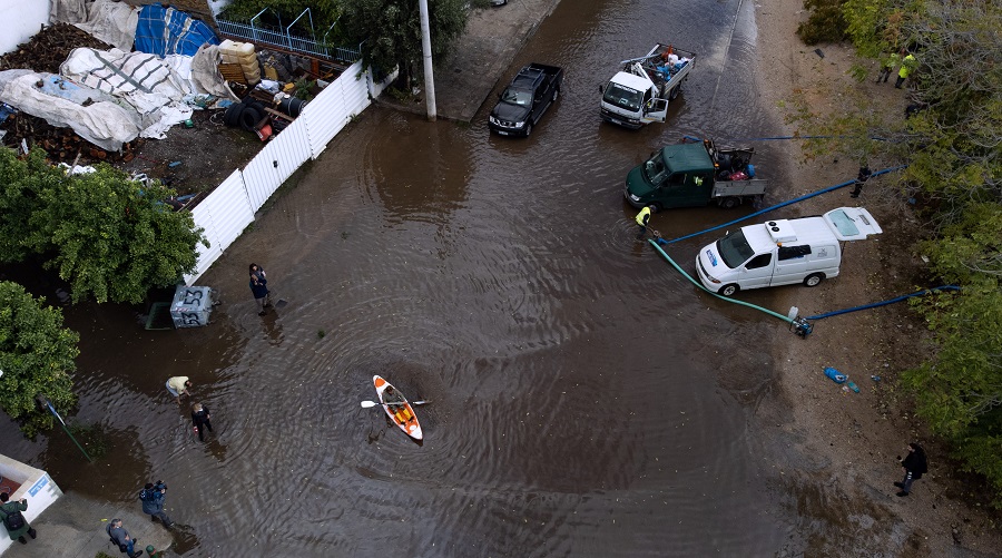 Κακοκαιρία: Με κανό μετακινούνται κάτοικοι στον Κολωνό