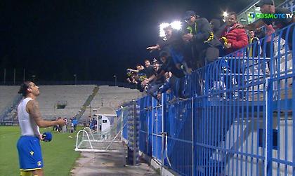 Δεν ήξερε πού να... πρωτοδώσει τη φανέλα του ο Ιγκλέσιας!