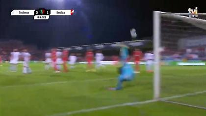 Φανταστική επέμβαση με το… πόδι του Ροντρίγκο κόντρα στην Μπενφίκα!