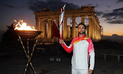 Ο Ντούσκος άναψε την Ολυμπιακή φλόγα στην Ακρόπολη