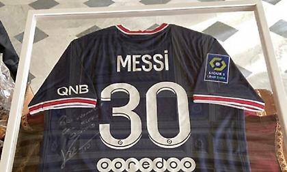 Από το Παρίσι με αγάπη: Δώρο του Γάλλου πρωθυπουργού στον Πάπα η… φανέλα του Μέσι