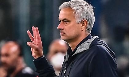 Τα τρία δάχτυλα του Μουρίνιο στους οπαδούς της Γιούβε: «Προφανώς δεν είναι ερωτευμένοι μαζί μου»