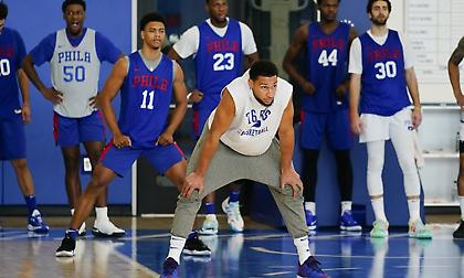 Ξενερωμένος και με το... κινητό στην τσέπη στην προπόνηση των Σίξερς ο Σίμονς