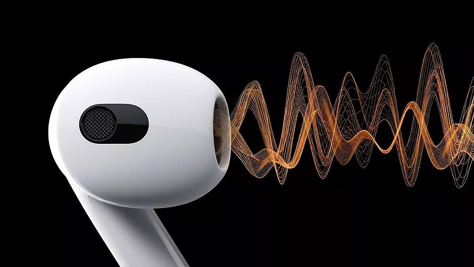 Η Apple παρουσίασε τα νέα AirPods με Spatial Audio και προστασία από το νερό