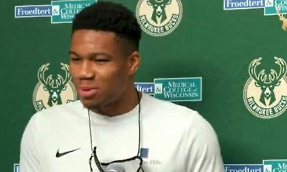 Έκανε δηλώσεις… τρεχάτος ο Γιάννης: «Δεν έχω χρόνο, πρέπει να πάω στο παιδί μου» (video)