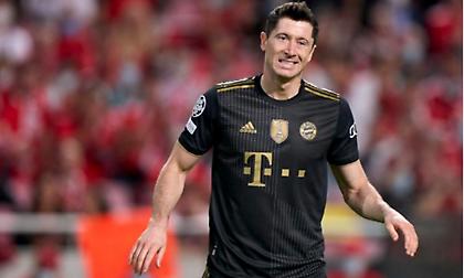 Σκοράρει ο Λεβαντόβσκι αλλά με το... χέρι!