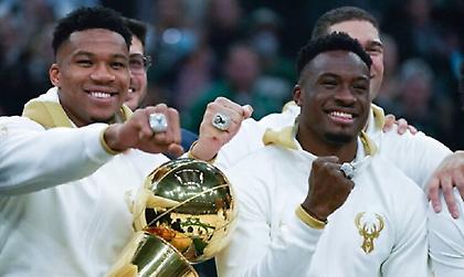 Θανάσης Αντετοκούνμπο: «Το απόλαυσα στο φουλ, γιατί έλειπα όταν πήραμε το πρωτάθλημα»