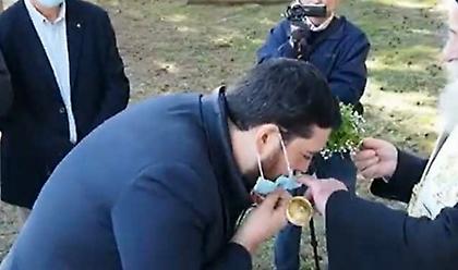 Γρεβενά: Ο Μητροπολίτης κατέβαζε με το δάχτυλο τις μάσκες επισήμων για να φιλήσουν τον Σταυρό