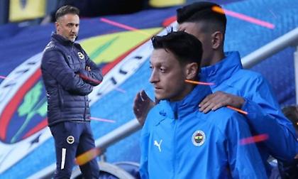 Έξαλλος στην αλλαγή του ο Εζίλ: Κλώτσησε επιδεικτικά μπουκάλια μπροστά στον Περέιρα (pics)