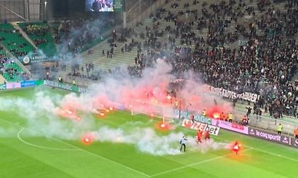 «Κάηκε» από τα καπνογόνα το γήπεδο της Σεντ Ετιέν, καθυστέρηση στο ματς με την Ανζέ