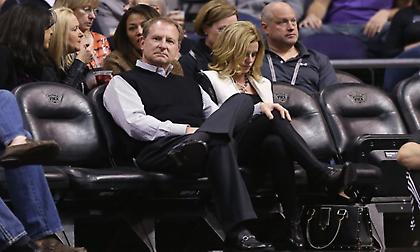 «Τελειώνουν» από το ΝΒΑ τον ιδιοκτήτη των Σανς για σεξουαλική παρενόχληση