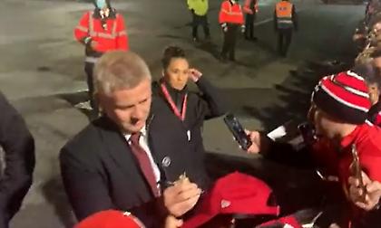 Άλλη κουλτούρα: Ο Σόλσκιερ υπέγραφε αυτόγραφα μετά το 0-5!