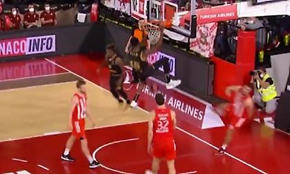 «Έσπασε» το καλάθι του Ερυθρού Αστέρα ο Χολ!