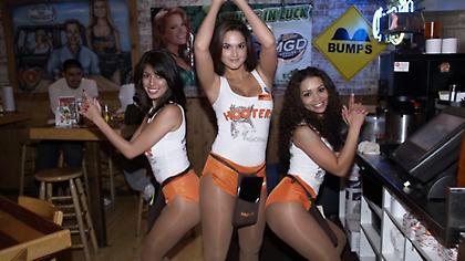Hooters: Σερβιτόρα αποκαλύπτει πόσα λεφτά βγάζει σε μια εβδομάδα από τα φιλοδωρήματα