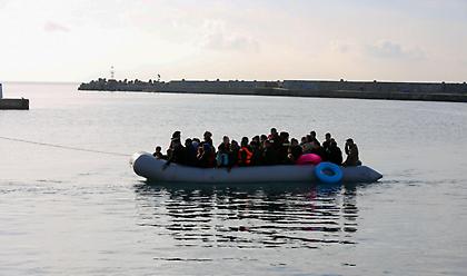 Χίος: Τρεις νεκροί και 21 διασωθέντες μετά τη βύθιση λέμβου με μετανάστες