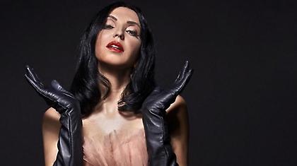 Evgenia: Καθηλώνει με τη νέα ροκ μπαλάντα της «Το Μαξιλάρι»