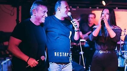 Ζαζόπουλος-Σαφέτης-Χαραμή: Sold out πρεμιέρα με λουλουδοπόλεμο