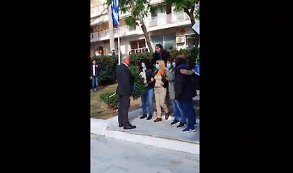 Πέραμα: «Γυναικείο τείχος» σε δ. σύμβουλο που στηρίχθηκε από ΧΑ και πήγε να καταθέσει στεφάνι