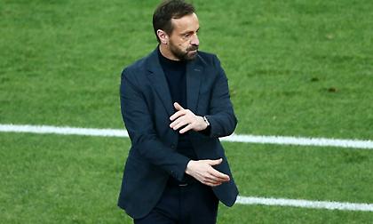 AEK: «Λεκτική ένταση στο ημίχρονο, επιτέθηκε φραστικά στον Καραντώνη ο Μάντζιος»