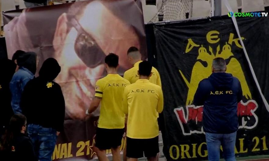 Άφησαν λουλούδια στο πέταλο των οργανωμένων οι παίκτες της ΑΕΚ