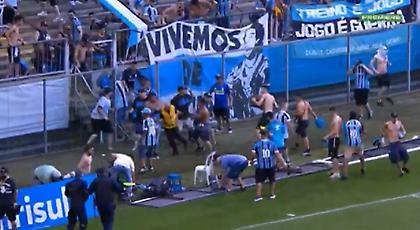 Οπαδοί της Γκρέμιο… μπούκαραν στο γήπεδο και έσπασαν το VAR!